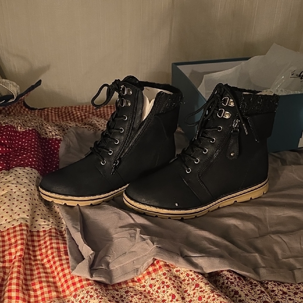 Cliffs by White Mountain Women's Black and Tan Lace-Up Boots - Picture 7 of 8